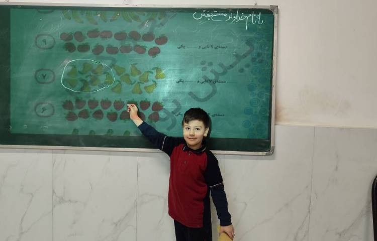 حل تمرینات ریاضی و دیکته دفتری در کلاس توسط دانش‌آموزان 4