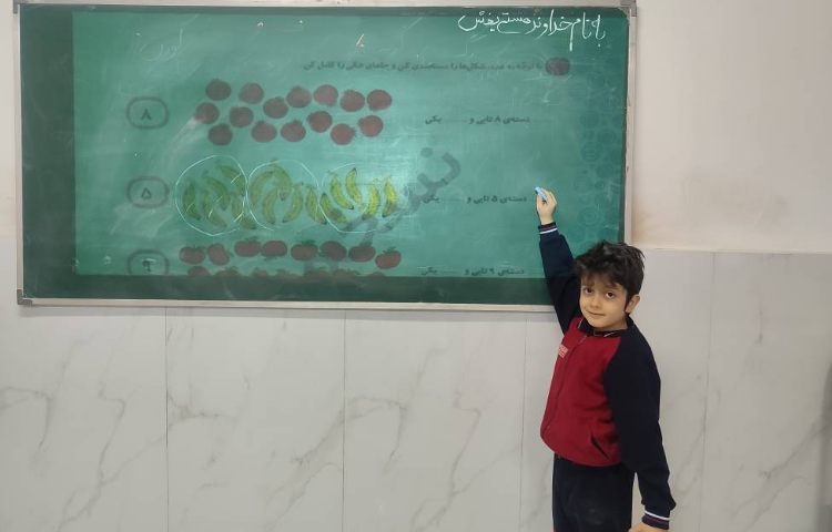 حل تمرینات ریاضی و دیکته دفتری در کلاس توسط دانش‌آموزان 5