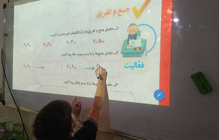 حل تمرینات کتاب ریاضی توسط دانش‌آموزان 2