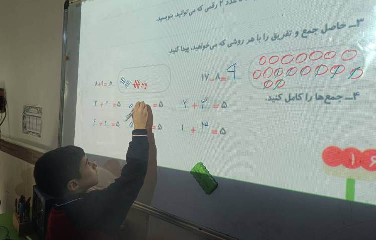 حل تمرینات کتاب ریاضی توسط دانش‌آموزان 2