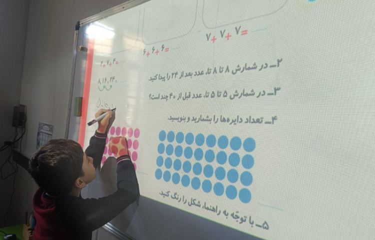حل تمرینات کتاب ریاضی توسط دانش‌آموزان 3