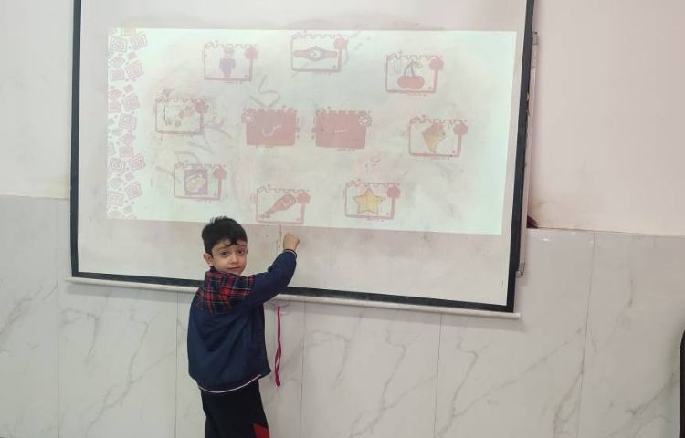 حل تمرینات کتاب فارسی توسط دانش‌آموزان در کلاس انجام شد. 1