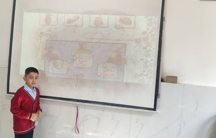 حل تمرینات کتاب فارسی توسط دانش‌آموزان در کلاس انجام شد. 2