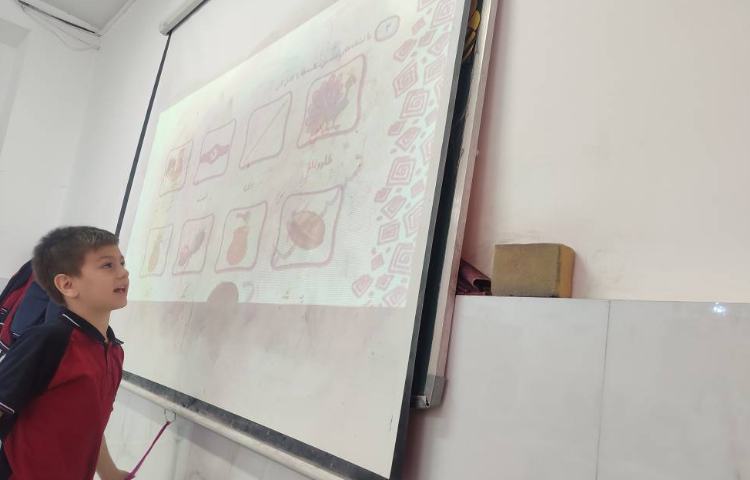 حل تمرینات کتاب فارسی توسط دانش‌آموزان در کلاس انجام شد. 3