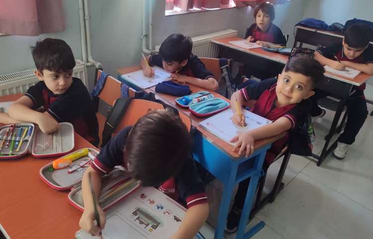 حل تمرینات کتاب فارسی و ریاضی در کلاس حل و تمرین شد 4