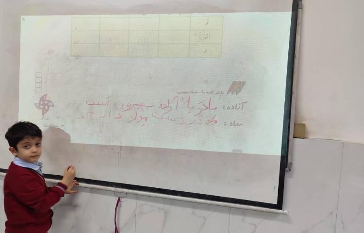 حل تمرین نگارش در کلاس توسط دانش‌آموزان انجام شد. 1