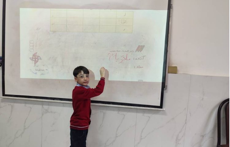 حل تمرین نگارش در کلاس توسط دانش‌آموزان انجام شد. 2