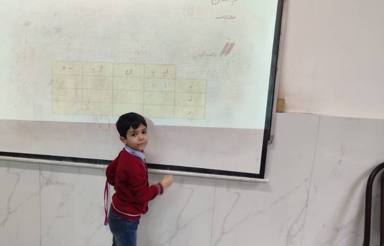 حل تمرین نگارش در کلاس توسط دانش‌آموزان انجام شد. 3