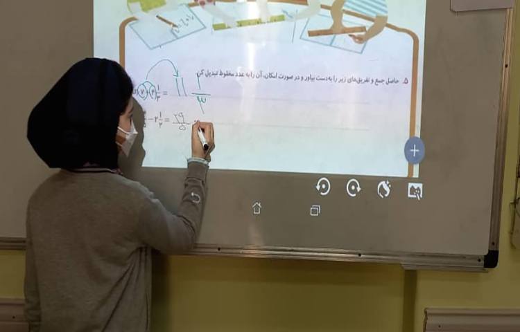 حل تمرین‌های جمع و تفریق اعداد مخلوط با همکاری دانش آموزان 3