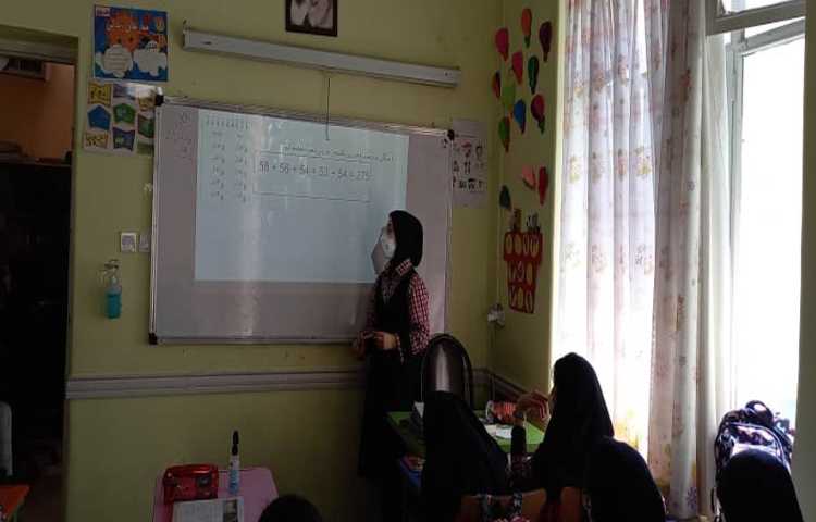 حل تمرین‌های ریاضی توسط دانش آموزان 1