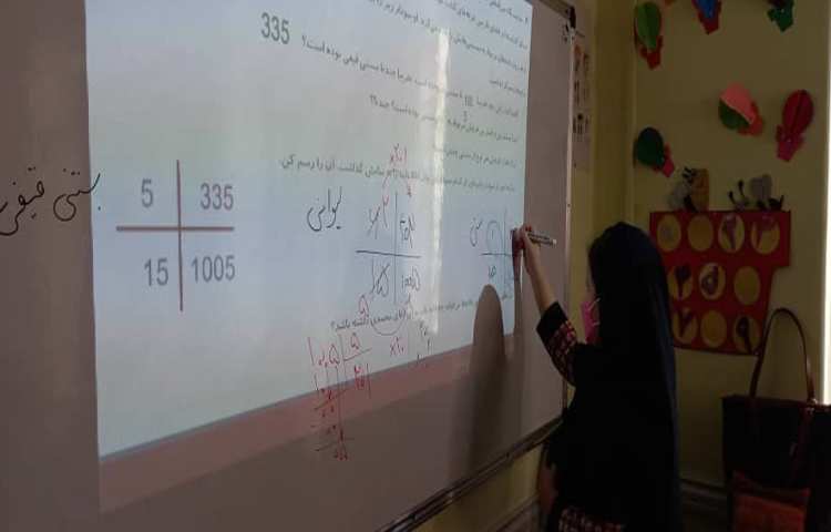 حل تمرین‌های ریاضی توسط دانش آموزان 2