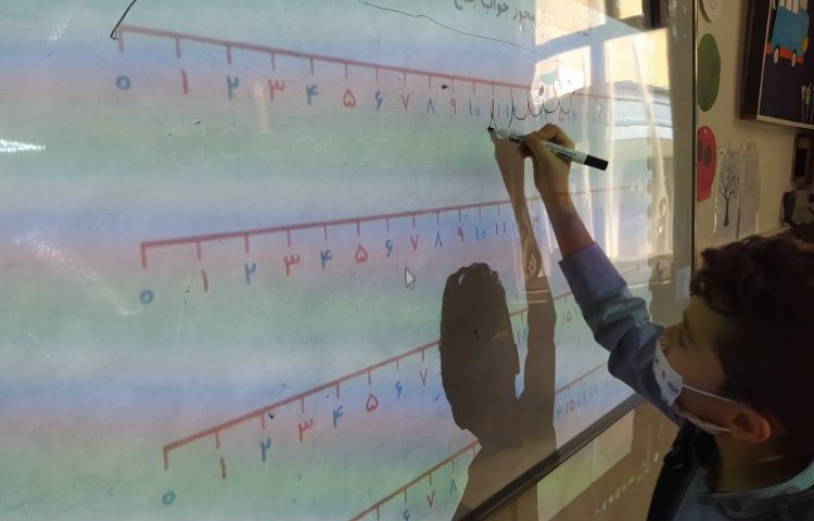 حل تمرین های کتاب ریاضی توسط دانش‌آموزان 2