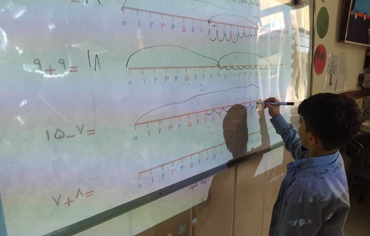 حل تمرین های کتاب ریاضی توسط دانش‌آموزان 3
