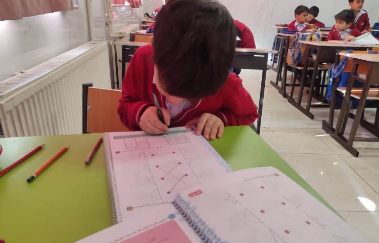 حل تمرین کتاب کار ریاضی در کلاس توسط دانش‌آموزان انجام شد 1