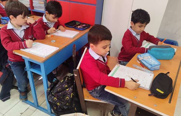 حل تمرین کتاب کار ریاضی در کلاس توسط دانش‌آموزان انجام شد 3