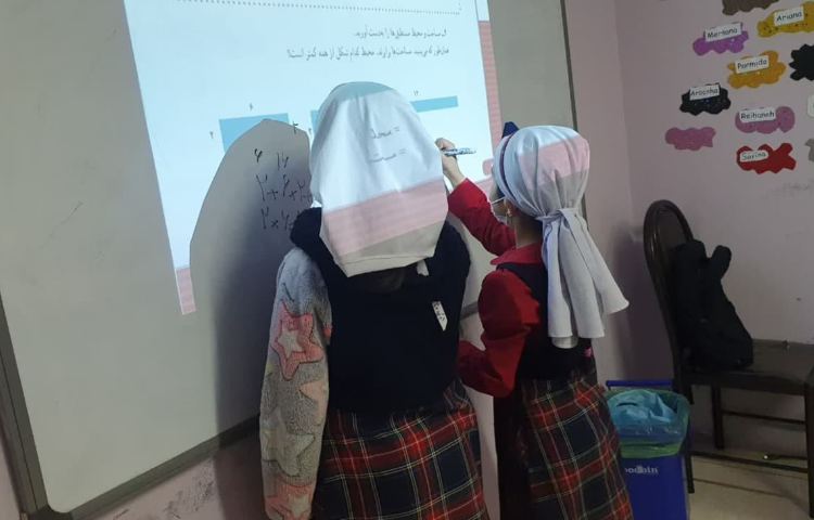 حل سوالات کتاب به صورت گروهی توسط دانش آموزان 1