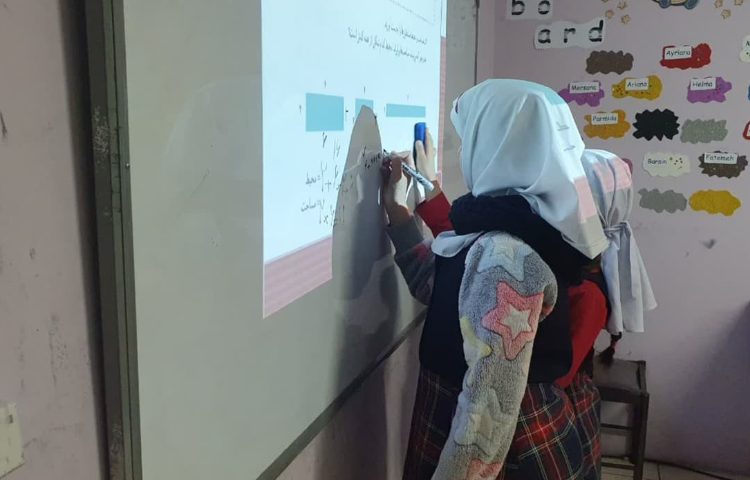 حل سوالات کتاب به صورت گروهی توسط دانش آموزان 2