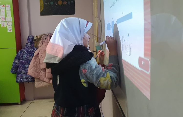 حل سوالات کتاب به صورت گروهی توسط دانش آموزان 3