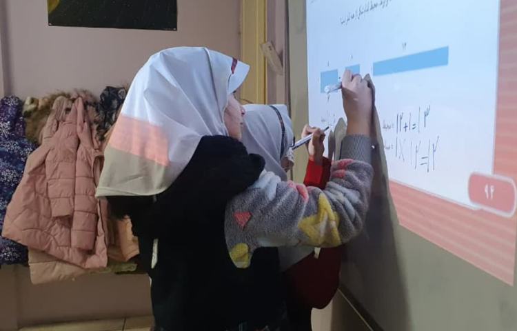 حل سوالات کتاب به صورت گروهی توسط دانش آموزان 4