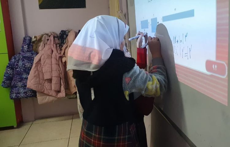 حل سوالات کتاب به صورت گروهی توسط دانش آموزان