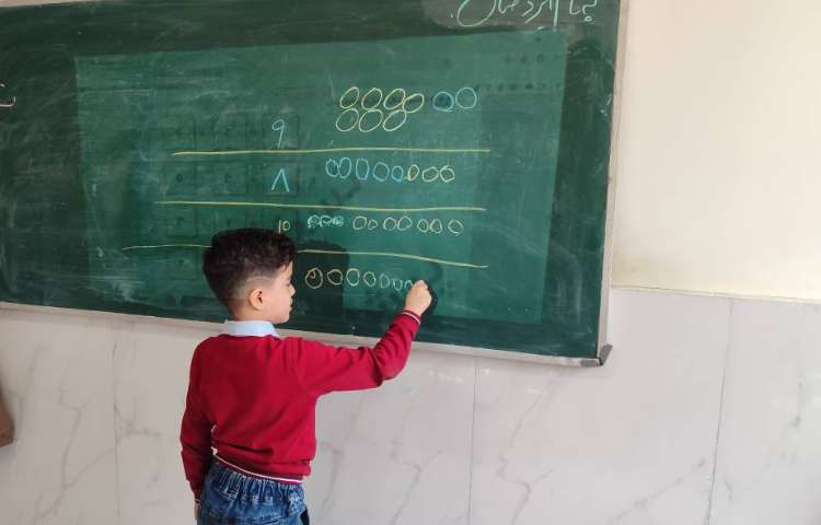 حل کردن تمرینات ریاضی پای‌تخته در کلاس انجام شد 3