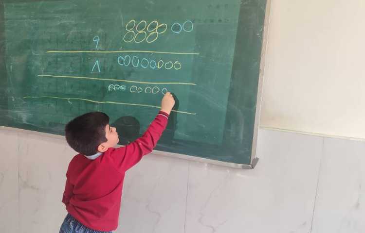 حل کردن تمرینات ریاضی پای‌تخته در کلاس انجام شد 4