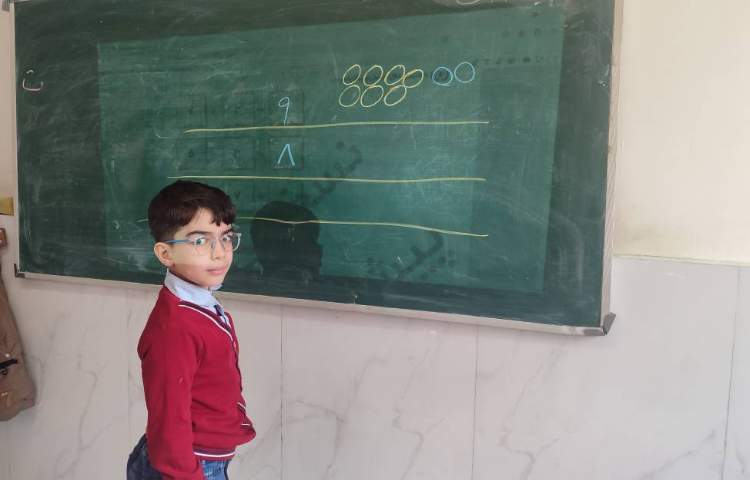 حل کردن تمرینات ریاضی پای‌تخته در کلاس انجام شد 5