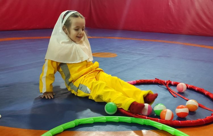 حمل توپ با پا 2