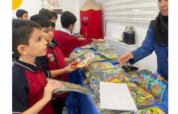 خریدکتاب از بازارچه کتاب مدرسه(هفته ی کتاب خوانی)کلاس3/2 خانم کوچک 1