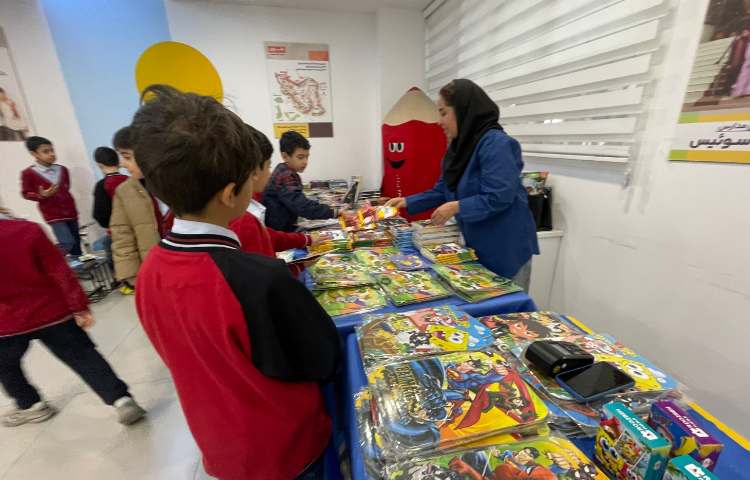 خریدکتاب از بازارچه کتاب مدرسه(هفته ی کتاب خوانی)کلاس3/2 خانم کوچک 2