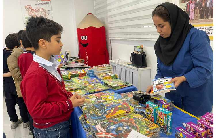 خریدکتاب از بازارچه کتاب مدرسه(هفته ی کتاب خوانی)کلاس3/2 خانم کوچک 3