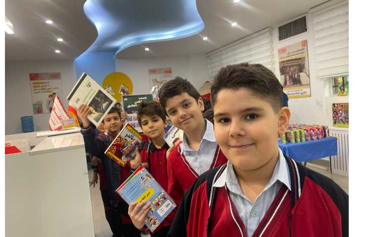 خریدکتاب از بازارچه کتاب مدرسه(هفته ی کتاب خوانی)کلاس3/2 خانم کوچک 5