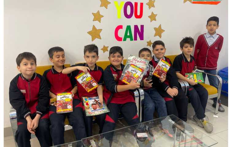 خریدکتاب از بازارچه کتاب مدرسه(هفته ی کتاب خوانی)کلاس3/2 خانم کوچک