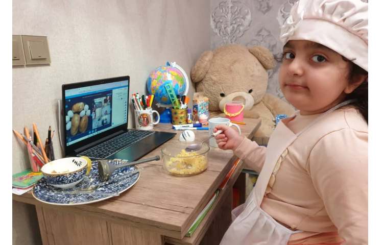 خلاقیت:کلاس آشپزی با تهیه کردن پوره سیب زمینی با هدف افزایش مهارت دست ورزی