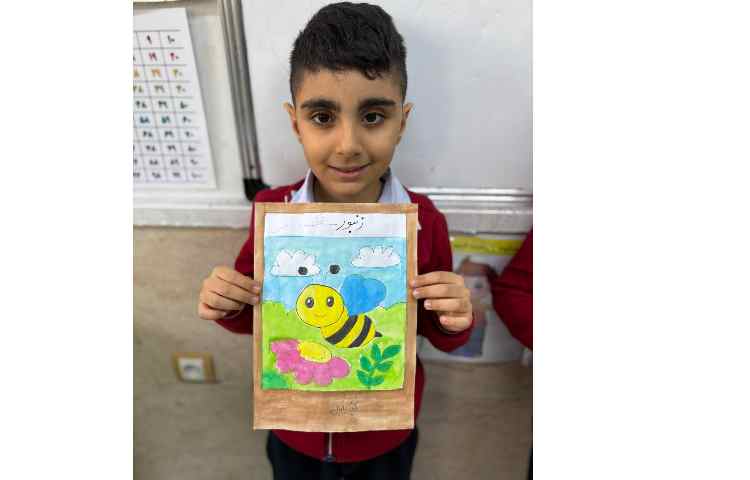 خلاقیت تلفیقی نشانه ز زنبور با رنگ خوراکی گیاهان 1