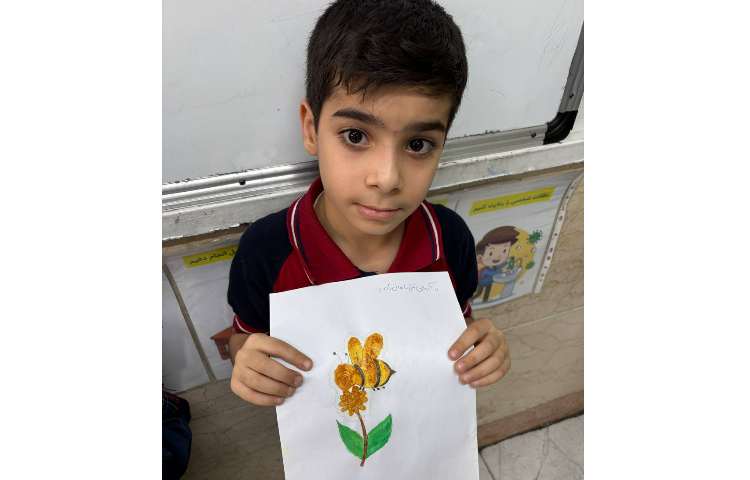 خلاقیت تلفیقی نشانه ز زنبور با رنگ خوراکی گیاهان 3