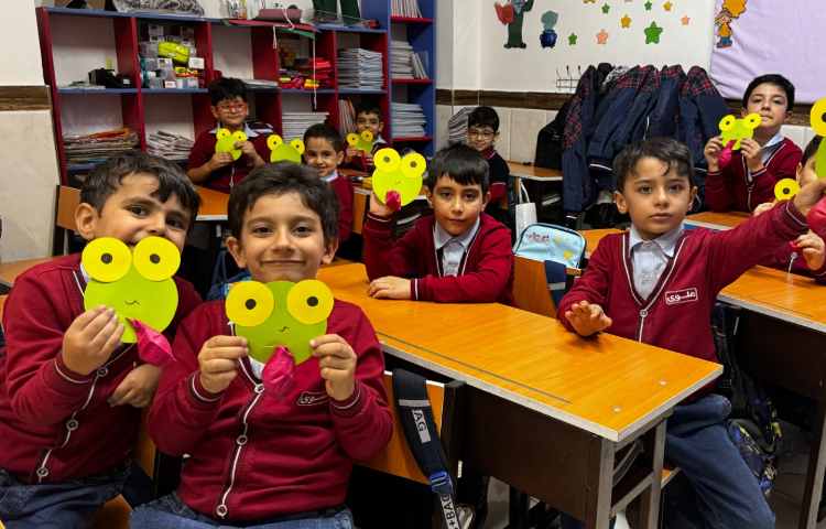 خلاقیت در تدریس نشانه‌ی (او) کاردستی قورباغه با بادکنک 6