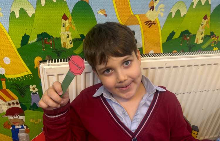 خوانداری:تابلو ایست برای تثبیت یادگیری نشانه (ای)