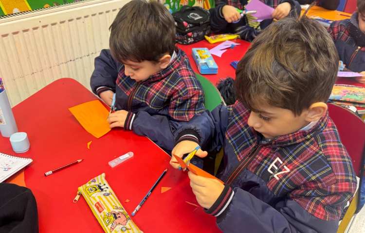 خوانداری: جهت تثبیت یادگیری نشانه (د) کاردستی با دست درست شد. 4