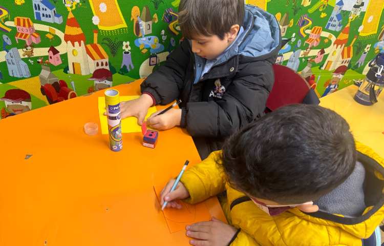 خوانداری: جهت تثبیت یادگیری نشانه (د) کاردستی با دست درست شد. 5