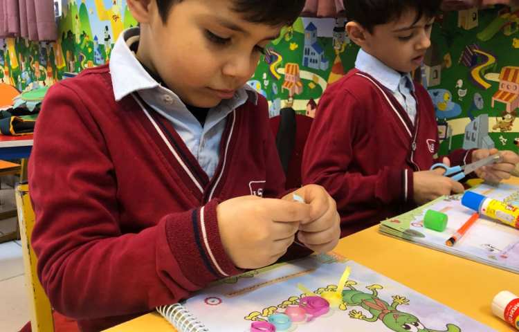 خوانداری :نشانه‌ی (ه) تدریس و با ملیله کاغذی هزارپا تزیین شد. 1