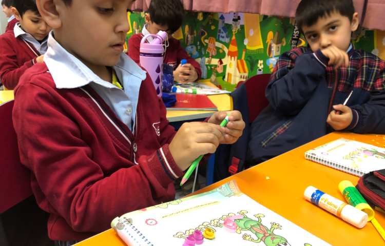 خوانداری :نشانه‌ی (ه) تدریس و با ملیله کاغذی هزارپا تزیین شد. 2