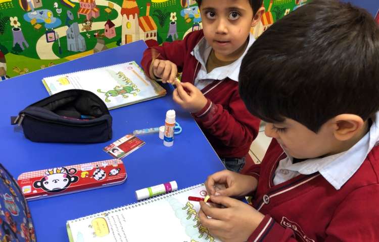 خوانداری :نشانه‌ی (ه) تدریس و با ملیله کاغذی هزارپا تزیین شد. 3