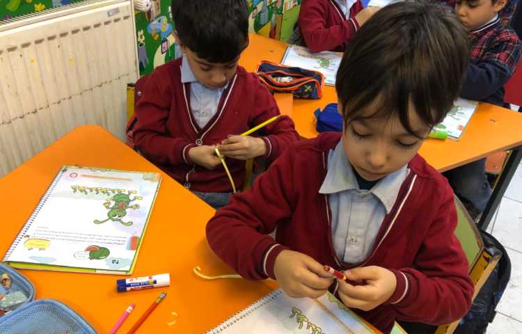 خوانداری :نشانه‌ی (ه) تدریس و با ملیله کاغذی هزارپا تزیین شد.