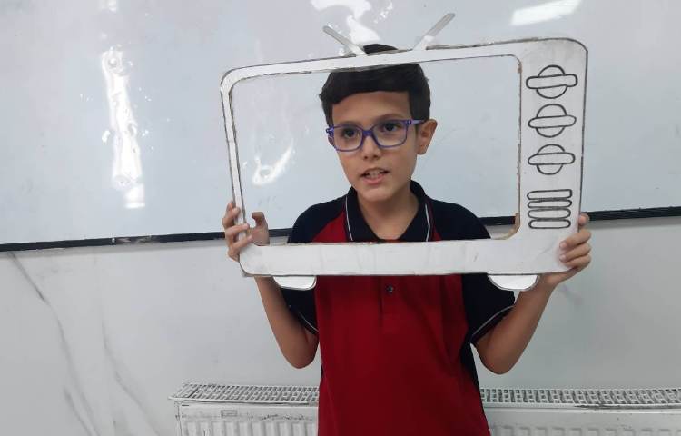 خواندن شعر حفظی در تلوزیون 1