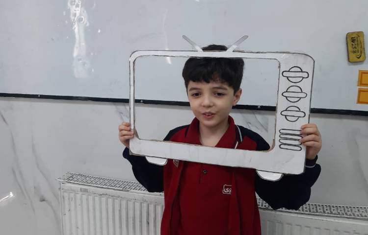 خواندن شعر حفظی در تلوزیون