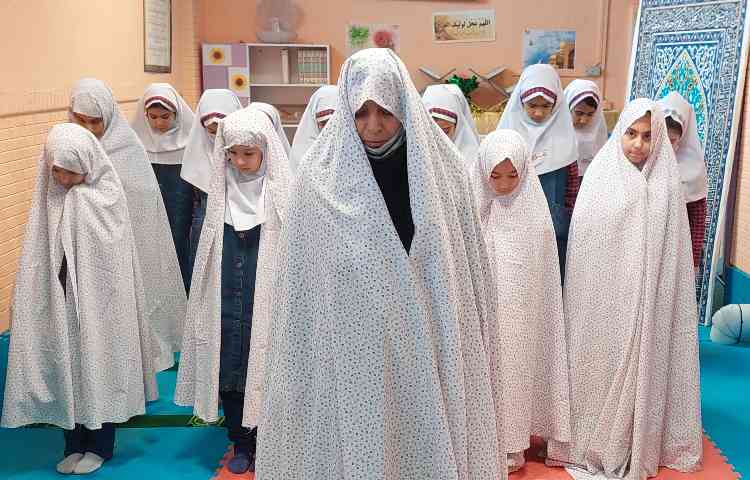 خواندن نماز جماعت در مجتمع آموزشی پرتوعلوی شیراز