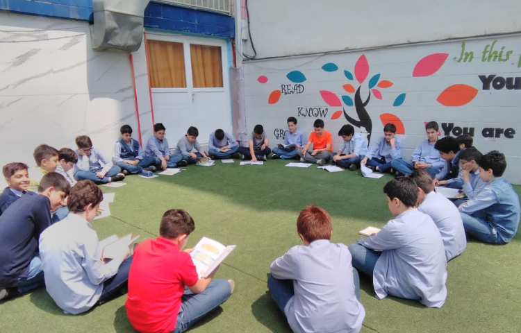 خواندن همگانی شعر نیایش اخر کتاب و مراسم سپاسگزاری از خداوند 1