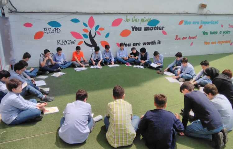 خواندن همگانی شعر نیایش اخر کتاب و مراسم سپاسگزاری از خداوند