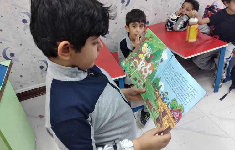 خواندن کتاب داستان توسط گل پسرهای عزیزم 4